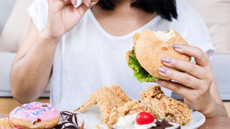 Záchvatovité přejídání: Jak ho poznat a proč je tato porucha příjmu potravy nebezpečná