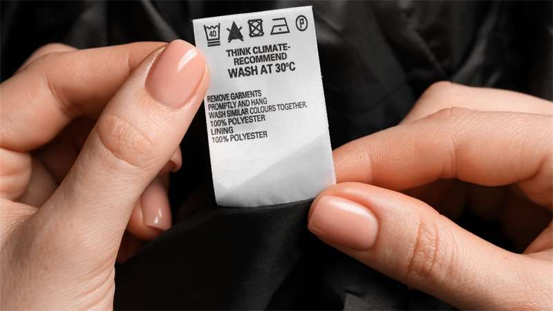 Rozumíte symbolům na oblečení? Víme, jak vyluštit šifry správného praní a sušení | Zdroj:  iStock
