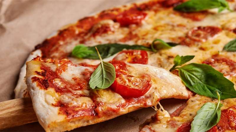 Křupavá pizza, na kterou si můžete připravit těsto v domácí pekárně | Zdroj:  iStock
