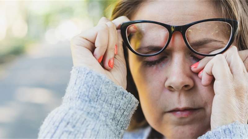 Za pálením očí může stát i menopauza. Co pomůže, když máte suché oči?