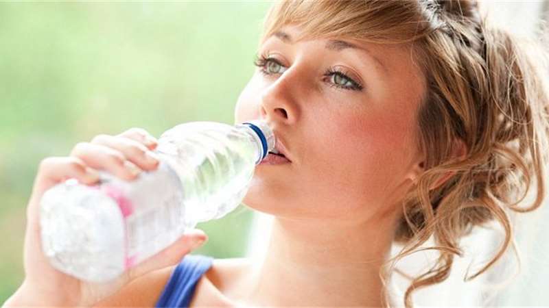 Jarní detoxikace pleti: Hydratace, peeling, jóga i vitaminy