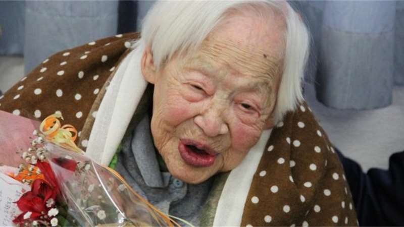 Nejstarší žena světa radí na dlouhověkost: Jezte suši a hodně spěte
