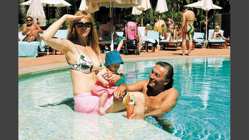 V roce 2006 tehdy mladá rodinka vyrazila na dovolenou na Kanárské ostrovy. Žádný soukromý ostrov, ale normální hotel s dalšími hosty 