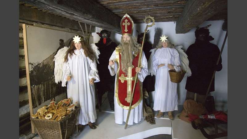 Mikuláš s anděly a čerty z Polabského národopisného muzea. Foto: Profimedia